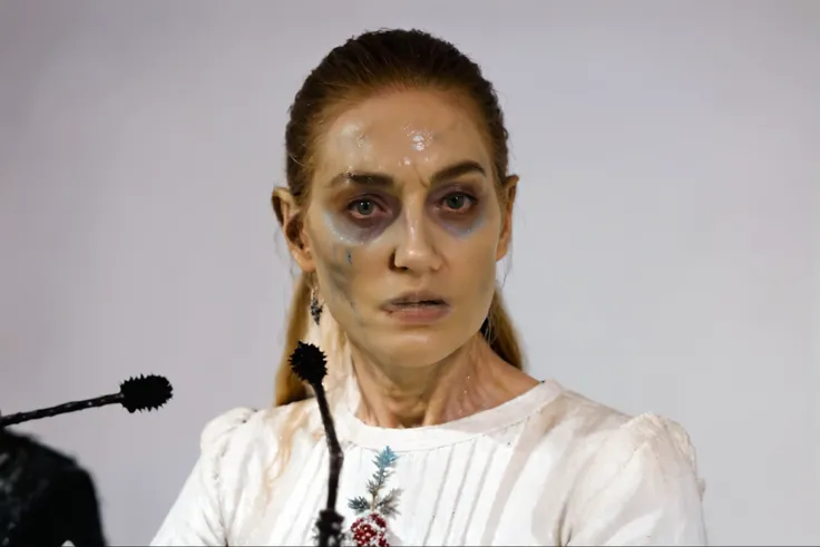 Terrifying woman who looks like a white walker from game of thrones, es prepotente, violenta y grosera 