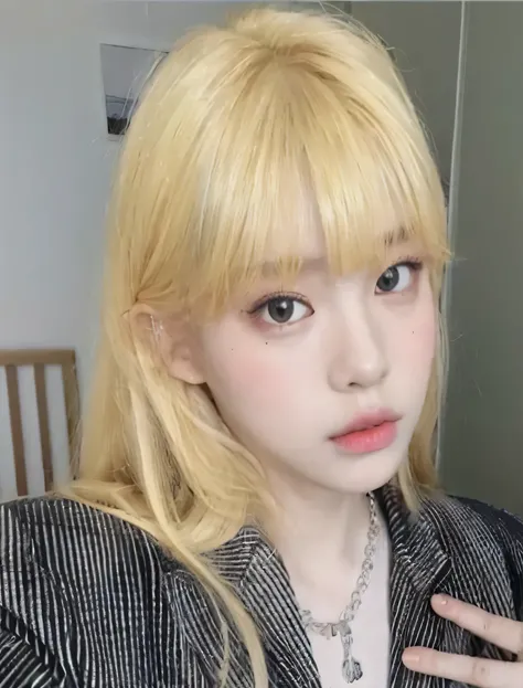 un primer plano de una persona con cabello rubio y un collar, Lalisa Manobal, peinado de corte hime blanco, el corte de hime, Lalisa Manoban de Blackpink, ulzzang, extremely pale blonde hair, con flequillo completo, very very pale blonde hair, con flequill...