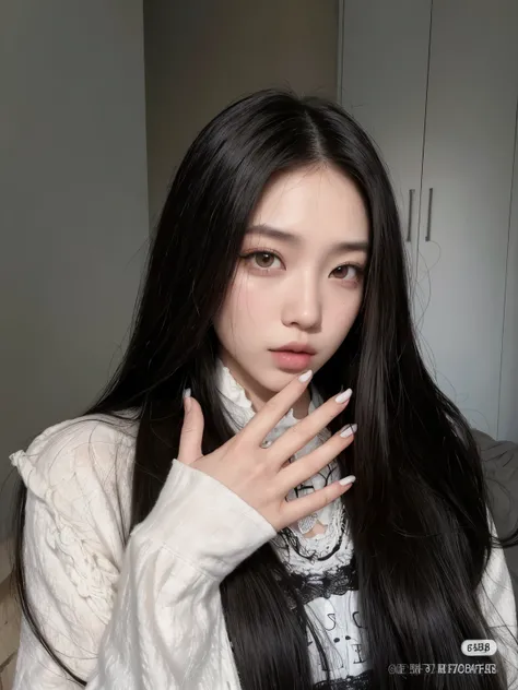 Shaggy Asian woman with long black hair and white shirt, cruel korean goth girl, Ulzzang, Com cabelo comprido and piercing eyes, maquiagem sul-coreana popular, Retrato de Jossi do Blackpink, maquiagem coreana popular, Jisoo do Blackpink, com cabelo preto l...