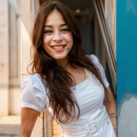 mulher arafa com cabelo comprido e vestido azul sorrindo, fernanda suarez, embaralhamento dos namorados, alanis guillen, violeta...