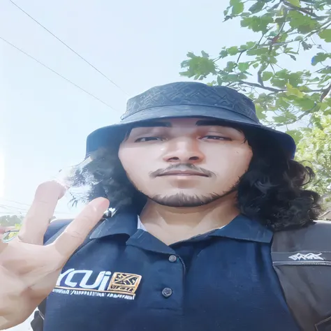 hay un hombre con sombrero y mochila haciendo el signo de la paz, duchanee, 18 years, nivanh chanthara, 27 years old, 22 years, imagen de muy muy baja calidad, around 19 years, 28 years old, with the index finger, 21 years