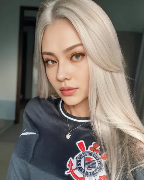 Ulzzang mulher loira com longos cabelos grisalhos, pele branquinha, pele branca, vestindo uma jaqueta preta e branca, her hair is white, her hair is silver, girl Cabelo prateado, Garota perfeita de cabelos loiros, long straight Cabelo loiro, com cabelos lo...