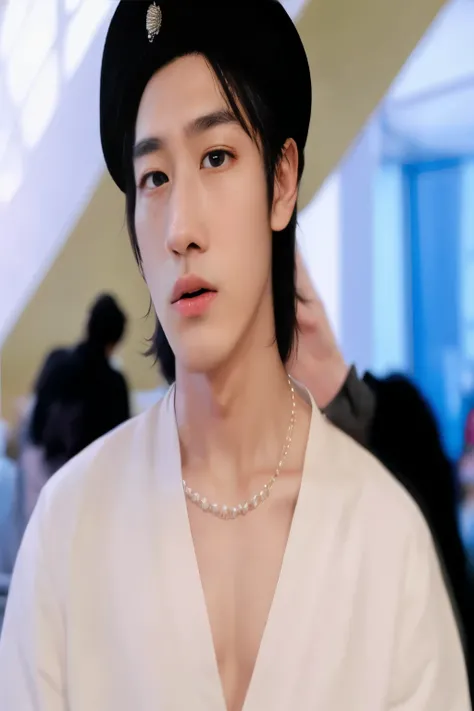 hombre araffado con un collar de perlas y un sombrero negro, cai xukun, jinyoung shin, Kim Doyoung, jia, inspirado en Bian Shoumin, hyung tae, delicate androgynous prince, shaxi, kim taejin, yan, usando una gargantilla y un lindo sombrero, hsiao-ron, diez ...