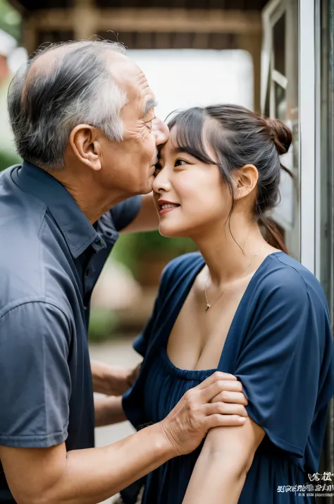 Just two people，Old man embracing his young daughter in law，Face to face，kisedium bust