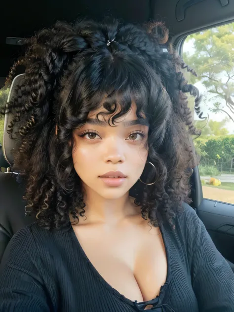 mulher arafada com um grande cabelo afro sentada em um carro, franja encaracolada, afro encaracolado, com afro, black cabelo encaracolado, cabelo encaracoladoed, franja encaracolada and ponytail, pele clara, cabelo natural, cabelo afro, franja fofa, seu ro...