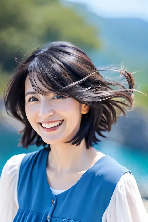 Blur the background in blue、A slightly darker background、Background with sea and mountains、Adult women、４０Old beautiful woman、４０〜５０Old woman、hair、Bob Hair、Medium Hair、Swaying in the wind、A pleasant breeze、refreshing、smile、beautiful、