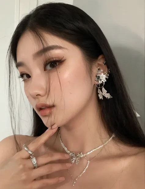 a Close up of a woman with a necklace and brincos, jennie blackpink, Cl, gongbi, Tae June Kim, heonhwa choe, linda jovem coreana, brincos, gema chen, Xision Wu, silver brinco, cruel korean goth girl, maquiagem sul-coreana popular, brinco, wenfei you, beaut...