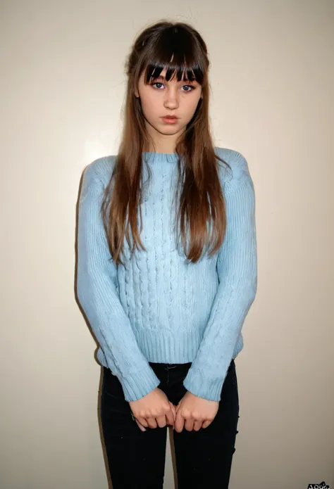 （estilo Bad thinking diary de rangrarri ),A model of a young woman with long brown hair with bangs above the eyebrow, atado en una trenza a un lado de su hombro. Wearing a simple outfit of a light blue sweater with black jeans. 