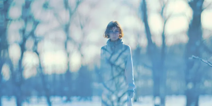 movie, One girl, alone, bare wood, View your viewers, short hair, Realistic, naked, Hair on one eye, wood, whole body, lips, Brown Hair, Outdoor, blue eyes, Blurred, branch, Day, Blurred background, snow 