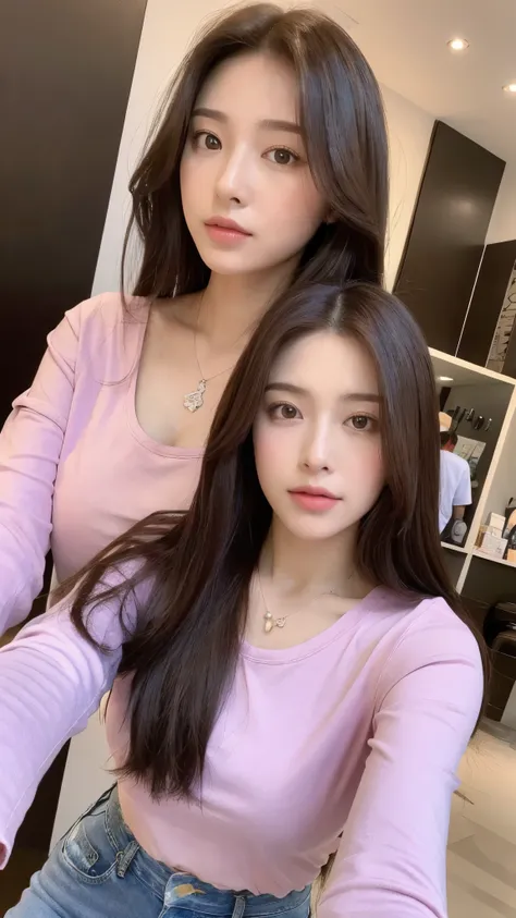 （natural， high resolution：1.3）， 1 chica con un cuerpo perfecto， Super fine face and eyes.，pelo largo，pelo color chocolate claro， Baby Pink Long Sleeve T-Shirt.：1.2， Jeans cortos， tetas grandes，exponer escote，small amethyst necklace