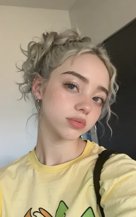 mulher loira com uma camisa amarela e uma bolsa preta, pele clara cabelo loiro cacheado, julia garner,  de cabelos loiros cachea...