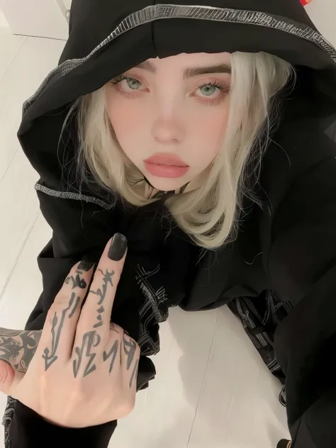 Mujer arafed con un tatuaje en la mano y una sudadera con capucha., retrato de kim petras, billie eilish como monja, billie eilish como una monja triste, billie eilish, Señor Supremo Billie Eilish, ava max, con tatuajes, parece una mezcla de mugre, entinta...