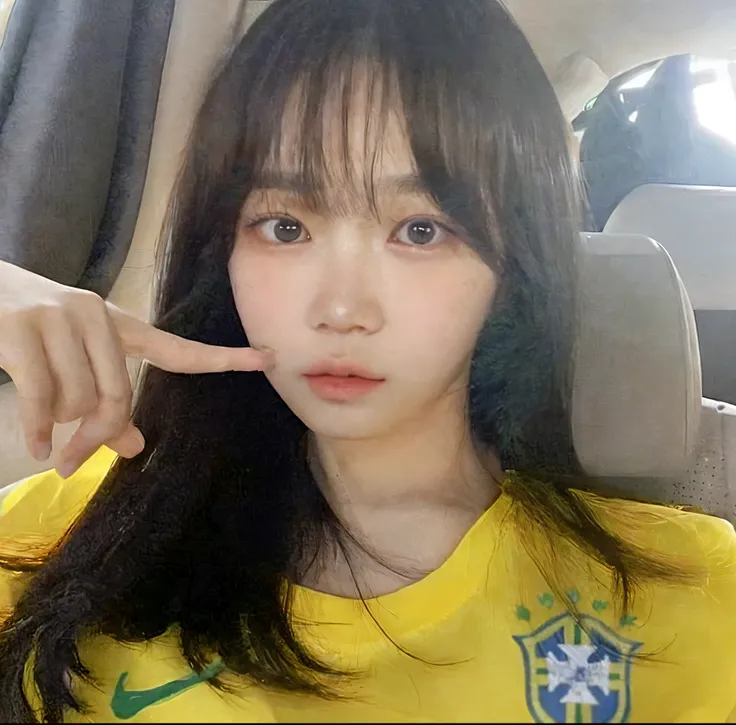 Chaewon, kim chaewon, idol, olhos verde claro chamativo, maxilar marcado, bochechas levemente rosadas, cabelo loiro, sardas no rosto, cabelo levemente cheio na cor loiro