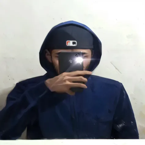 homem arafa tirando uma selfie no espelho com um celular, very very baixa qualidade picture,  Foto do perfil, imagem frontal, foto de perfil, foto realista, baixa qualidade photo, imagem borrada, Foto do perfil 1024px, usando capuz, foto de corpo inteiro, ...