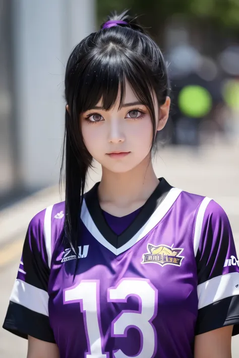 A girl with black hair, purple inner color, and purple eyes。Wearing a jersey、It gives off a listless vibe.。