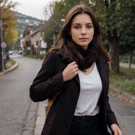 Une fille mignonne age 30 ans 1m68 brune cheveux courts avec un look de randonneurs et dune veste de couleur violet rose et portant des bas noirs sexy