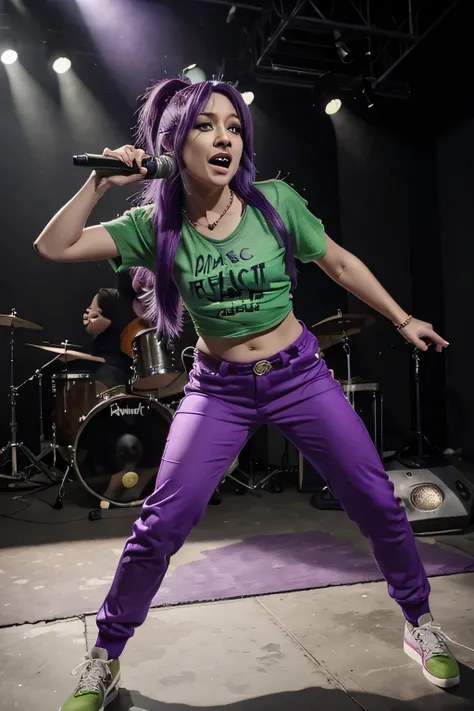 chica rock star , green shirt, pantalon roto, PURPLE HAIR, singing with king rock band