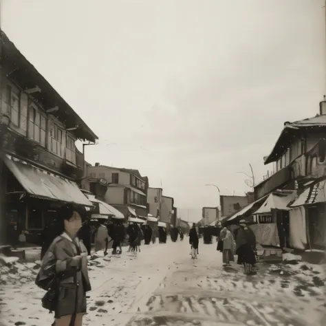 black and white photography、young woman photographed、the hustle and bustle of downtown