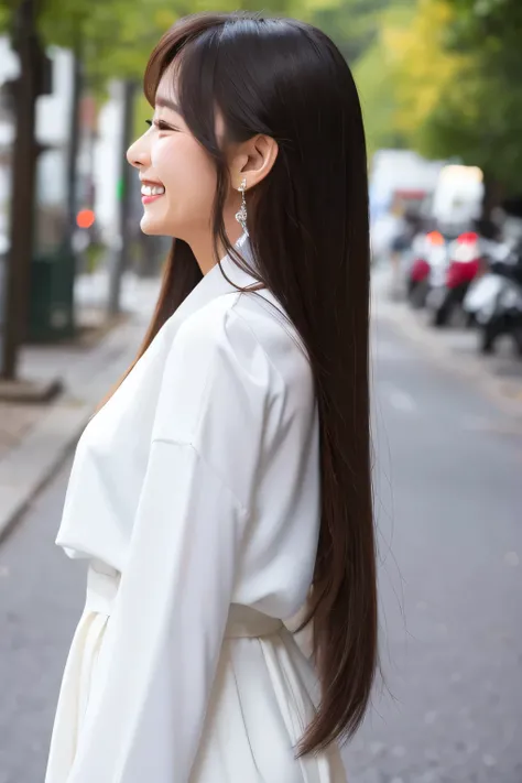 profile　　woman　White clothes　long hair　smile