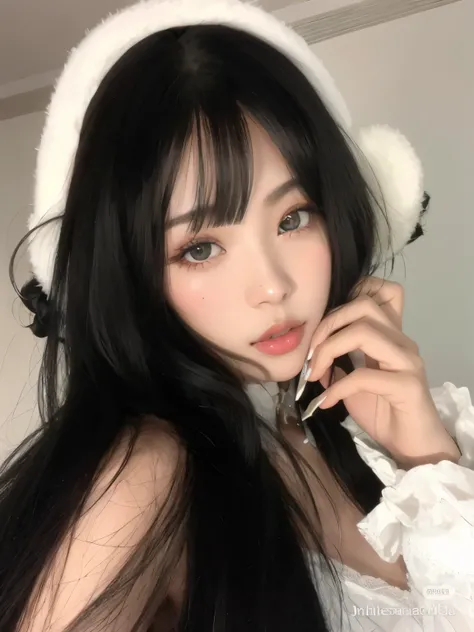 a close-up of a woman with long black hair and a white hat, Ulzzang, coreana, adorable and pale korean face, cruel korean goth girl, maquiagem sul-coreana popular, pale, snow-white skin, ela tem cabelo preto com franja, maquiagem coreana popular, linda ga...