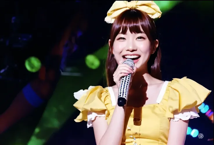 Japanese 18-year-old female idol、 yellow dress、 Yellow Ribbon 、 long hair、 directly in front of you、 real 、 concert stage,