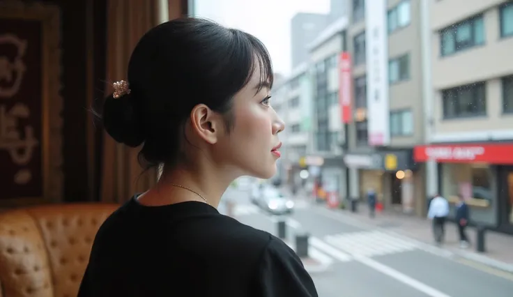 A Japanese woman in her 40s in chic clothes sitting by the window and looking at the streetscape