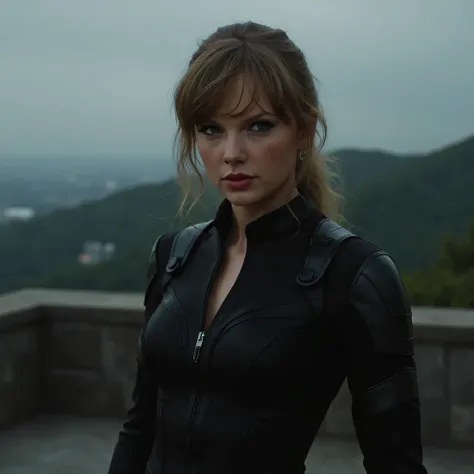 ((Taylor Swift)) uniforme da ((Black Widow Marvel)) on a terrace , worried look. Meio corpo. Close