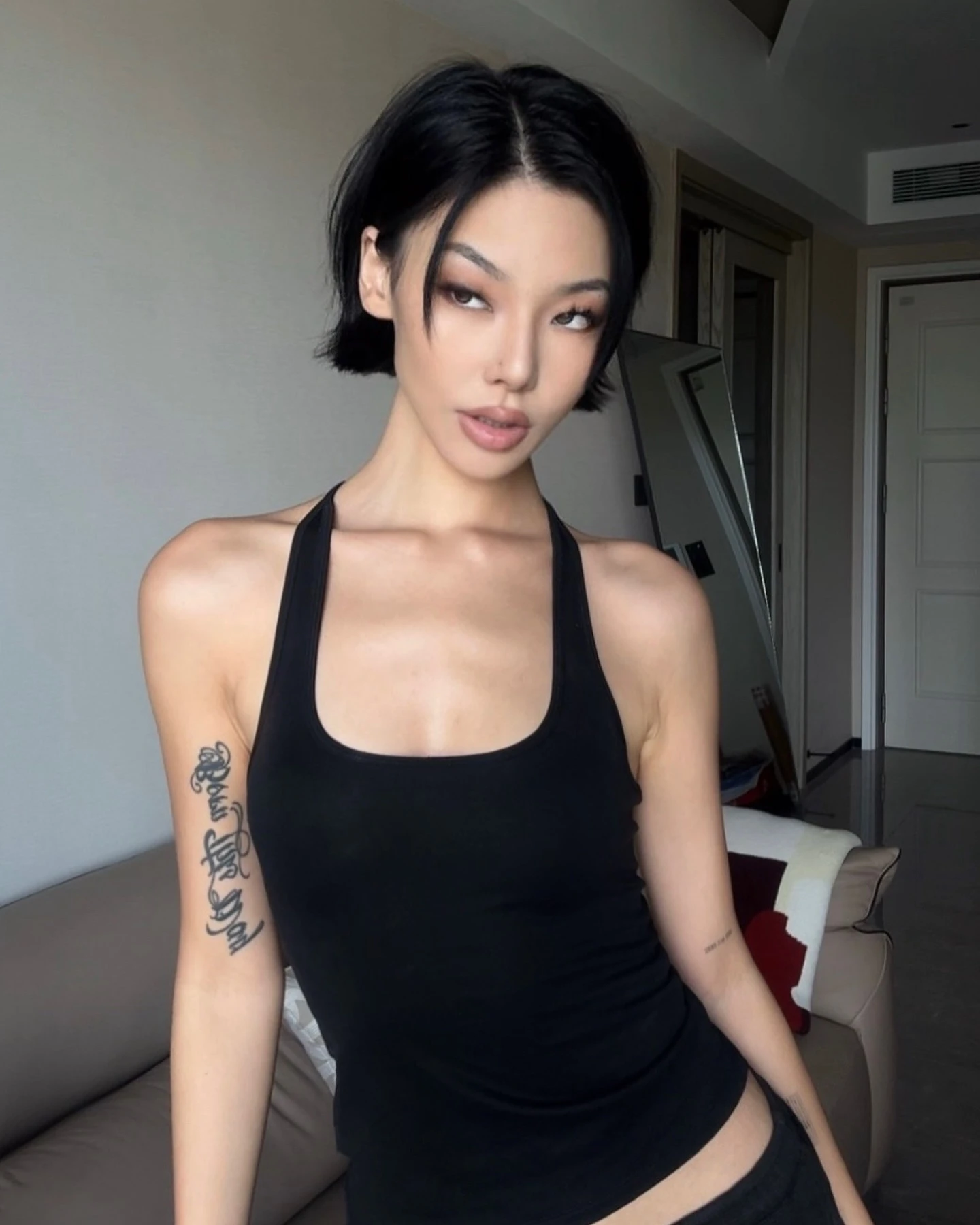 VanessaKang_Z-Image_v2.0_25.safetensors 1.0