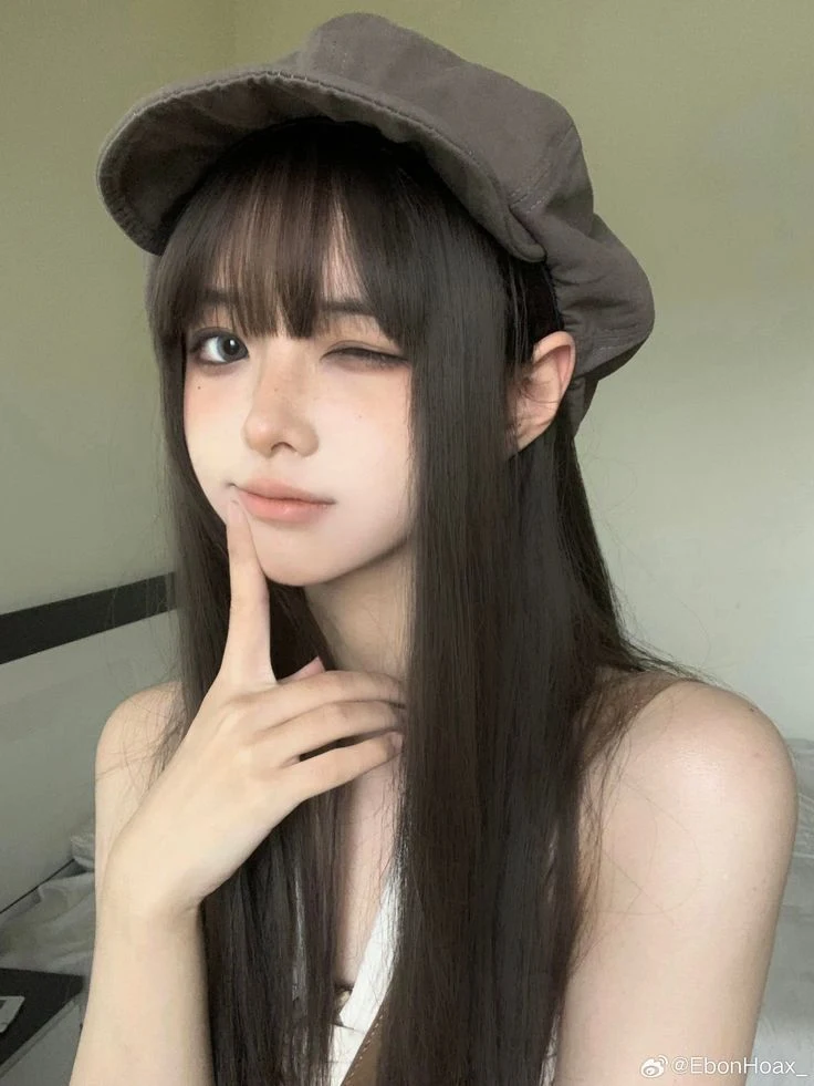 8s Video: Low-angle hand gesture dance, the tsundere junior’s on-beat moment