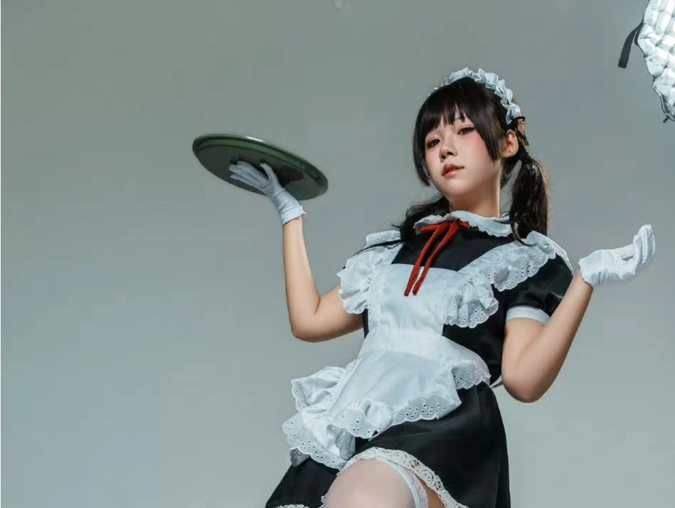Video 8s: Playful Maid